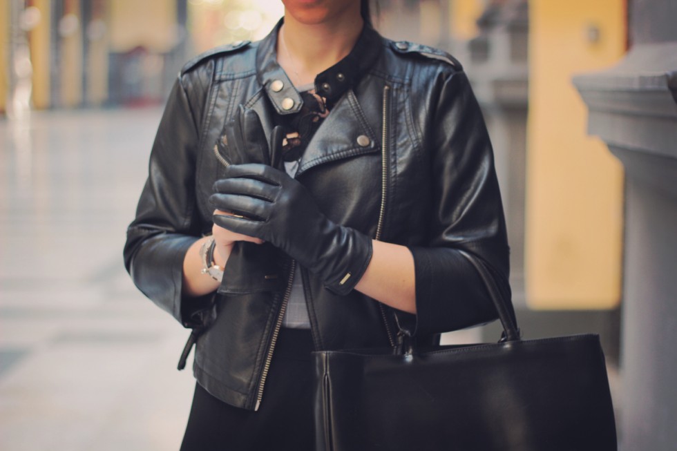 leather-black-gloves
